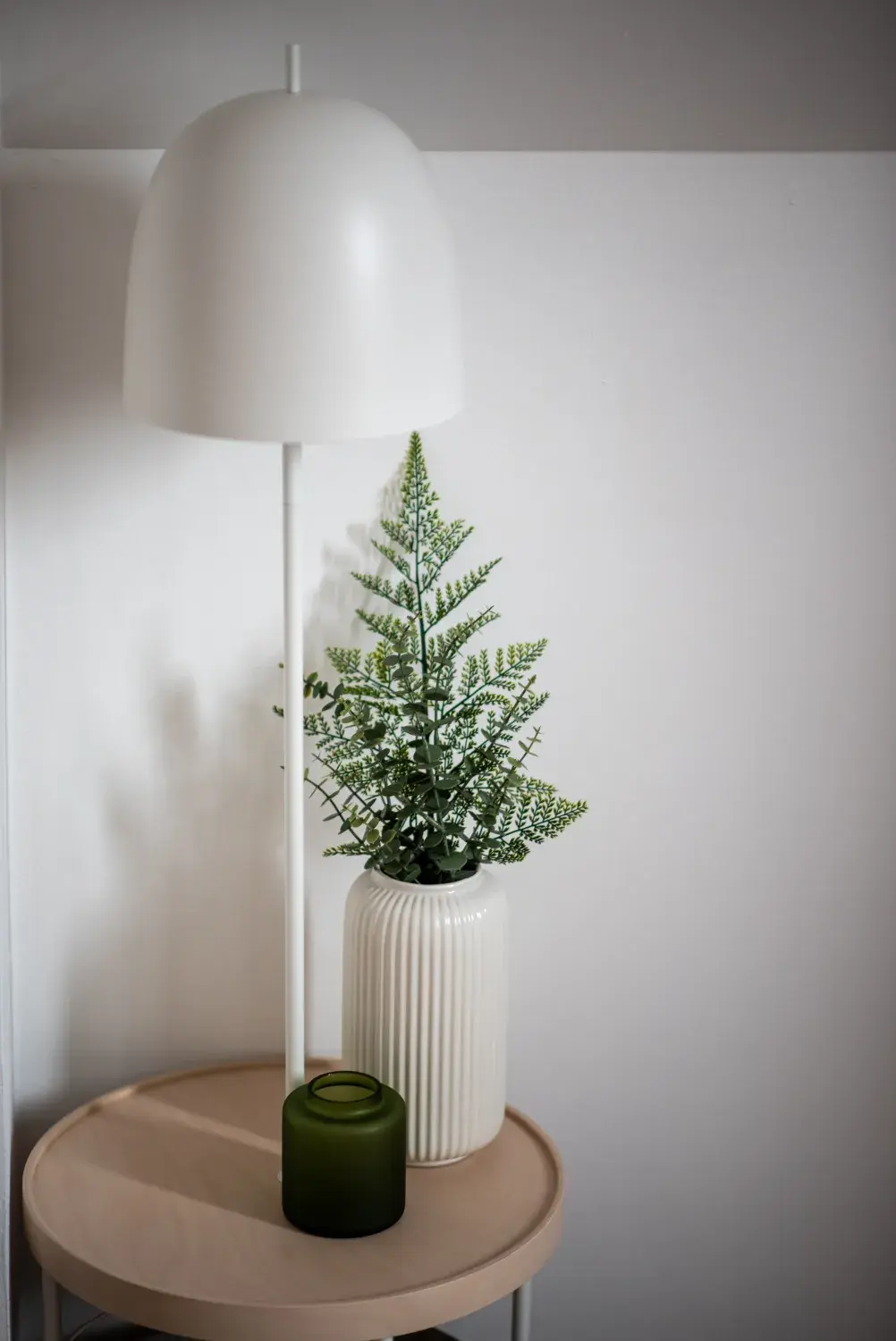 Lampa a sušené květiny na odkládacím stolku
