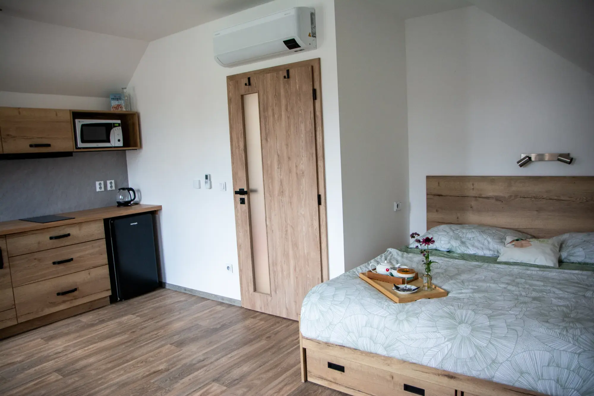 Apartmán Espresso — pokoj s manželskou postelí a kuchyňským koutem